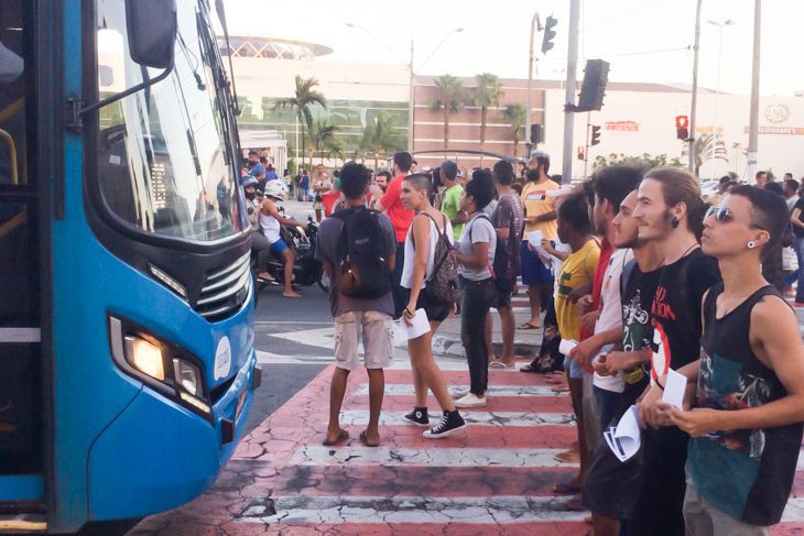 Estudantes convocam assembleia contra aumento da passagem do Transcol